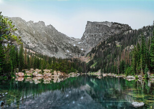 山间碧湖美景