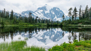 湖畔山林间的雪山美景