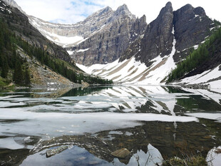 高山湖泊冰雪美景