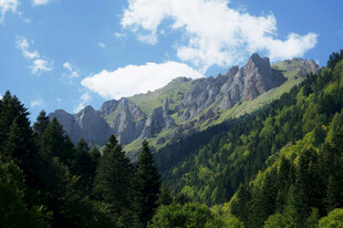 青山峻岭间的秀丽风光