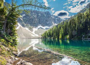 山间碧湖美景