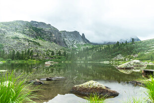 山间静谧湖泊美景