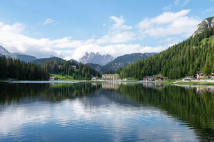宁静山水湖景风光图