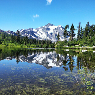 山间湖泊美景