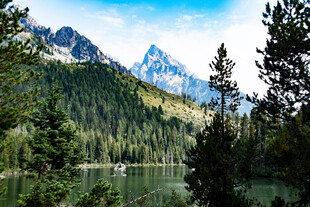 山间湖泊美景