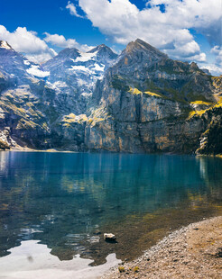 高山下的澄澈湖泊美景