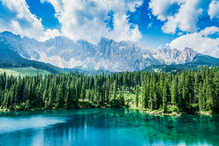 高山湖畔的绝美自然景观