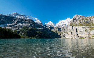 高山湖泊美景