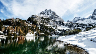 雪山下的静谧碧绿湖景