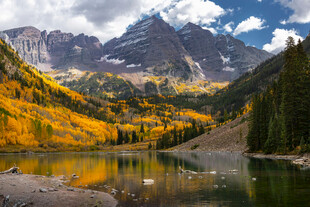 秋日山间湖泊壮丽美景