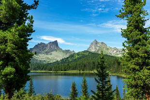 湖畔青山绿树美景