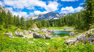 山间湖畔美景