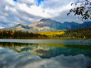 秋日山水湖景美丽风光