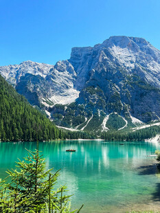 高山碧湖美景