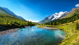 山间碧湖与远处雪山美景
