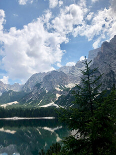 高山湖泊美景