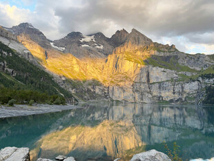 山间湖景