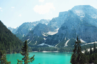 高山碧湖美景