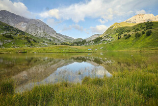 山间静谧湖景