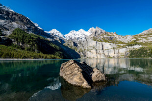高山湖泊中的孤石美景