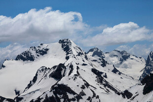 壮丽雪山景观