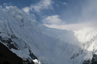 巍峨雪山壮丽景致