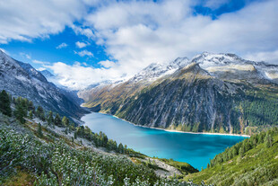 高山蓝湖美景