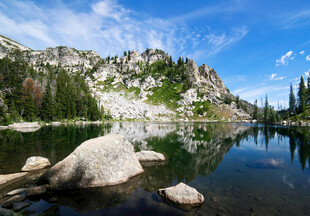 山间静谧湖泊美景
