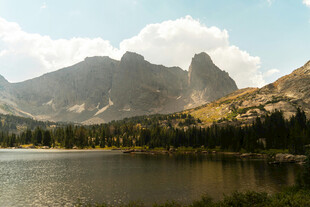 山间湖泊美景