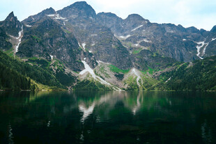 高山湖泊美景