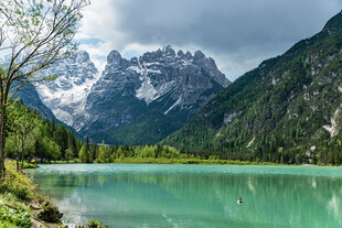 高山湖畔美景