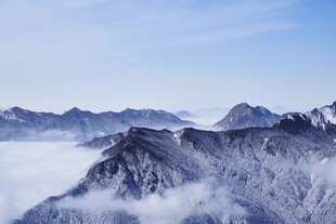 雪山云海壮丽景观
