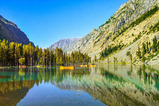 山间碧湖小船悠然美景