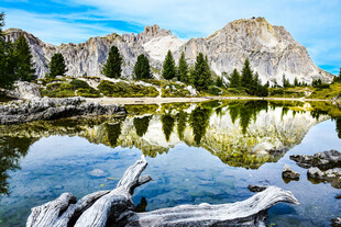 山间湖泊美景