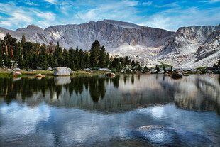 宁静湖景与远处山峦倒影