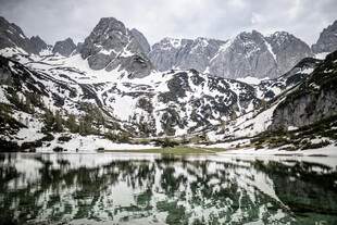 雪山湖泊的静谧美景