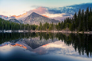 湖畔山林美景