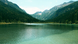 宁静高山湖泊美景