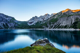 宁静山湖美景