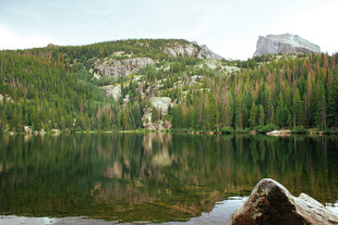 山间静谧湖景