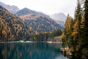 秋日山间静谧湖泊美景