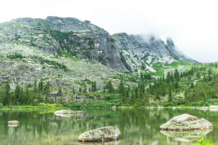 山间静谧湖景