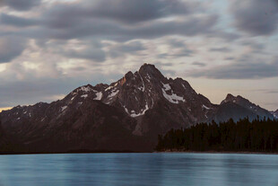 湖畔巍峨雪山壮丽景致