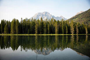 湖畔山林美景