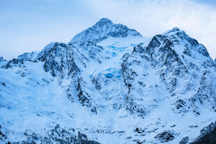 巍峨雪山壮丽景观