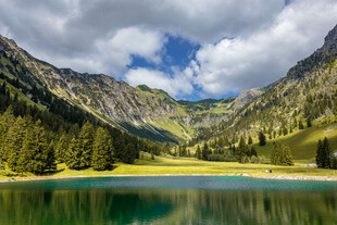 山间翠湖美景