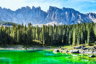 翠绿湖畔的壮丽山景
