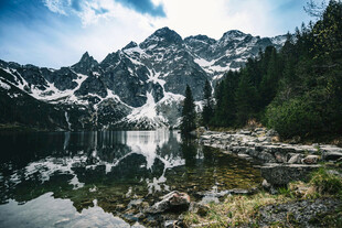 高山湖泊美景