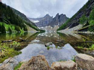 山间静谧湖泊美景