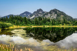 山间静谧湖景